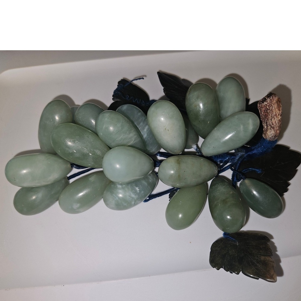 Vintage Jade Grape Cluster Hand Carved Celadon Green Grapes mid-century - Picture 3 of 5